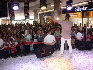 Ünlü şarkıcı Bahadır Tatlıöz, Diyarbakır’da konser verdi