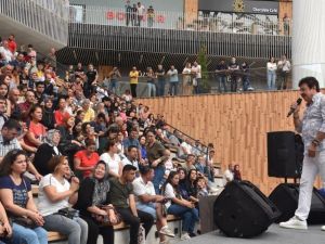 Ahmet Selçuk İlkan, 10 Burda Kitap Fuarı’nda sevenleri ile buluştu