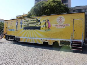 Kültür ve Turizm Bakanı Mehmet Nuri Ersoy, ‘Gezen Sinema Tırı’nı uğurladı