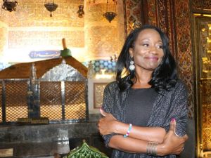 Della Miles, Mevlana Hazretlerinin Türbesini ziyaret etti