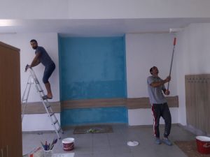 Velilerden örnek davranış, babalar boyadı, anneler temizledi