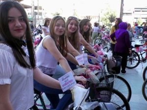 Nazilli’de süslü kadınlar bisiklet turu düzenledi