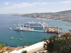 Kuşadası’na üç gemi ile 2 bin 630 turist geldi