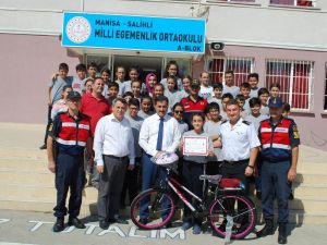 Salihlili öğrenci not verdi, bisikleti kazandı