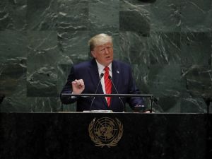 Trump : “İran halkı yoksulluğu azaltan bir hükümeti hak ediyor”