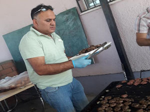 Çocuklar devamsızlık yapmasın diye Muhtar ocak başına geçti