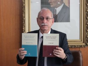 Bakan Akar, kitabının telif gelirlerini TSK Mehmetçik Vakfı’na hediye etti