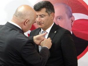 Partilerinden ayrılan İYİ Partililer rozet takarak MHP’ye geçti