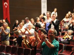 Tek kişilik oyun ‘Külahıma Anlat’ Maltepe’de ayakta alkışlandı