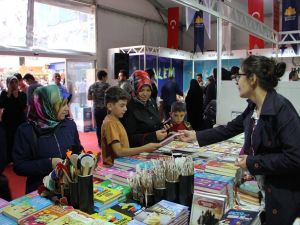 "Okuyan, bilgiyle değer üreten nesiller için çalışıyoruz"