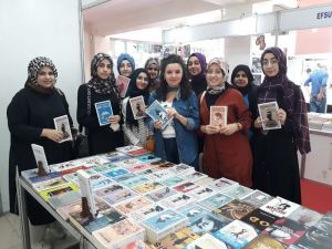 Kur’an kursu öğrencilerine şiiri anlattı