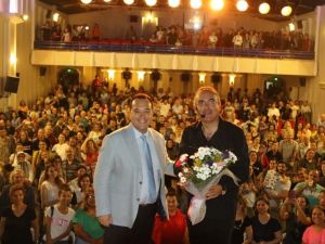 Sunay Akın, Akhisar’da ayakta alkışlandı