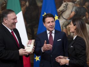 Pompeo’ya İtalya’da parmesan peyniri ile ek vergi protestosu