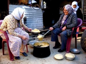 Sarıgöl’de evlerde pekmez yapımına başlandı