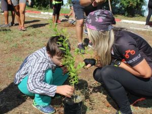 Özel bireylerle fidan diktiler