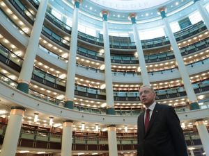 Cumhurbaşkanı Erdoğan Külliye Kütüphanesinde incelemelerde bulundu