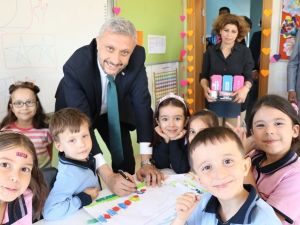 Simav Belediyesi’nden kırtasiye yardımı