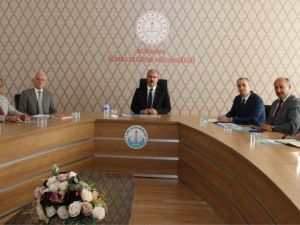 Vali Toraman: Saha çalışması yapılarak okuma yazma bilmeyen kişilere ulaşılmalı