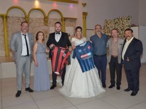 Gelin ve damada Belediye Kütahyaspor ve TKİ Tavşanlı Linyitspor forması hediye edildi
