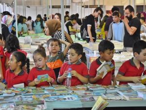 Akhisar’da on binler kitap günlerine akın etti