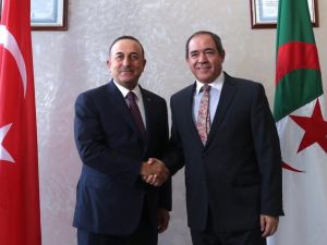 Bakan Çavuşoğlu, Cezayirli mevkidaşı ile heyetlerarası görüşme gerçekleştirdi