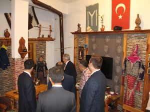 Kaymakamlar, ahşap sanatçısı Karaçam’ın eserlerini inceledi