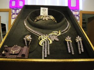 1,6 milyon dolarlık dev kolye