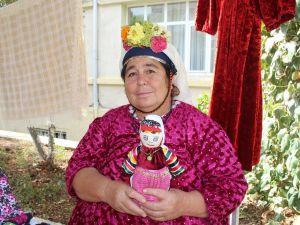 Mikro kredili kadınlar el emeği ürünlerini sergiliyor