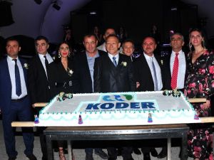 Kuşadası’nda otelciler düzenlenen gecede bir araya geldi