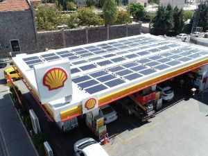 Akaryakıt istasyonun elektriği güneşten sağlanıyor