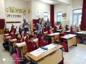 Öğrencilere süt ikramı