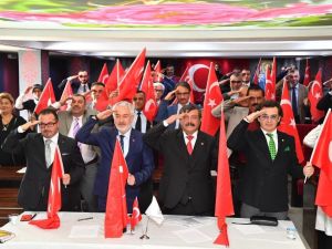 Tüm meclis üyeleri ortak kararda birleşti, hepsi imza atarak, oy birliğiyle kabul etti
