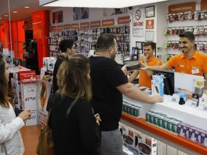 Yeni iPhone modellerinin ilk satışı gece başladı