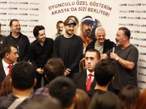 Cem Yılmaz, Akasya’da sevenleri ile buluştu