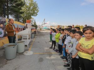 Öğrenciler kompost gübre ile toprağa can verdi