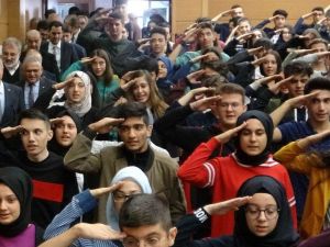 Bakan Akar öğrenciler tarafından asker selamı ile karşılandı