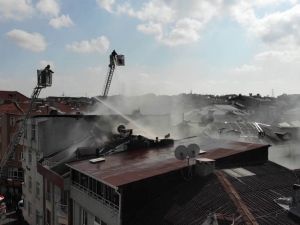 Gaziosmanpaşa’da korkutan çatı yangını