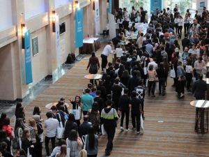 Dünyanın en iyi bin üniversitesinden 60’ının Türkiye’de olduğunu duyanlar fuar alanına akın etti