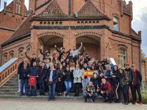 Hem teknoloji bağımlılığını araştırıyorlar hem de dünyayı dolaşıyorlar