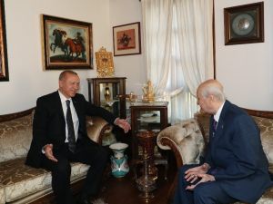 Cumhurbaşkanı Recep Tayyip Erdoğan, üst solunum yolu rahatsızlığı geçiren MHP Lideri Devlet Bahçeli’ye Beytepe Mahallesi’nde bulunan evinde geçmiş olsun ziyaretinde bulunuyor.
