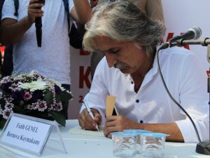 Kaymakam Genel, "Az Daha Çoktur" isimli kitabını imzaladı