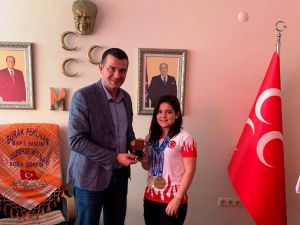 Avrupa şampiyonu Ayşegül’den MHP’ye ziyaret