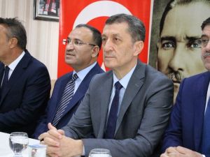 Bakan Selçuk: "Hep birlikte ne tür tedbirler almamız gerektiği konusunda istişarelerde bulunuyoruz"