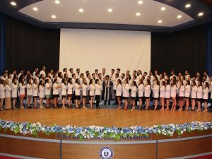 Genç diş hekimleri beyaz önlüklerini giydi