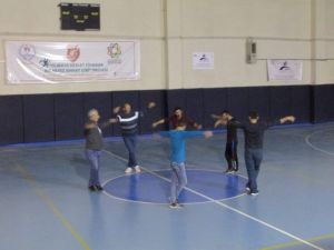 Yetişkinler yöresel halk oyunlarını öğreniyor