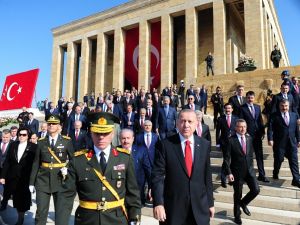 Cumhurbaşkanı Erdoğan ve beraberindeki devlet erkanı Anıtkabir’de