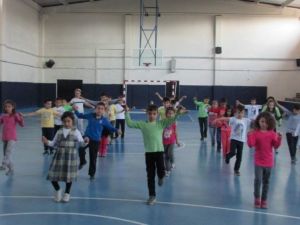 Minik öğrenciler yöresel halk oyunlarını öğreniyor