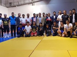 Başkan Dağtekin Avrupa’da derece yapan sporcularla bir araya geldi