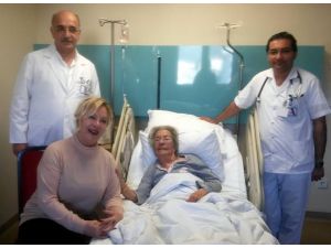 Emel Sayın Hastanede Annesini Yalnız Bırakmadı