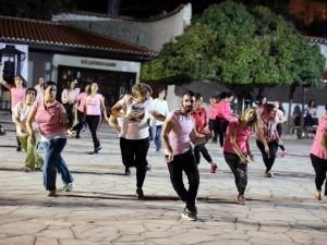 Meme Kanserine ‘Zumba’ yaparak dikkat çektiler